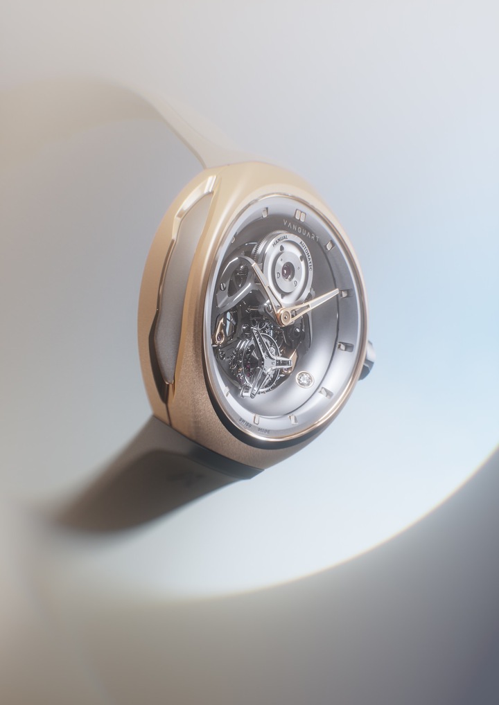 La Vanguart Orb, lancée en 2024, intègre une innovation rare: un mouvement hybride offrant le choix entre remontage automatique ou manuel.