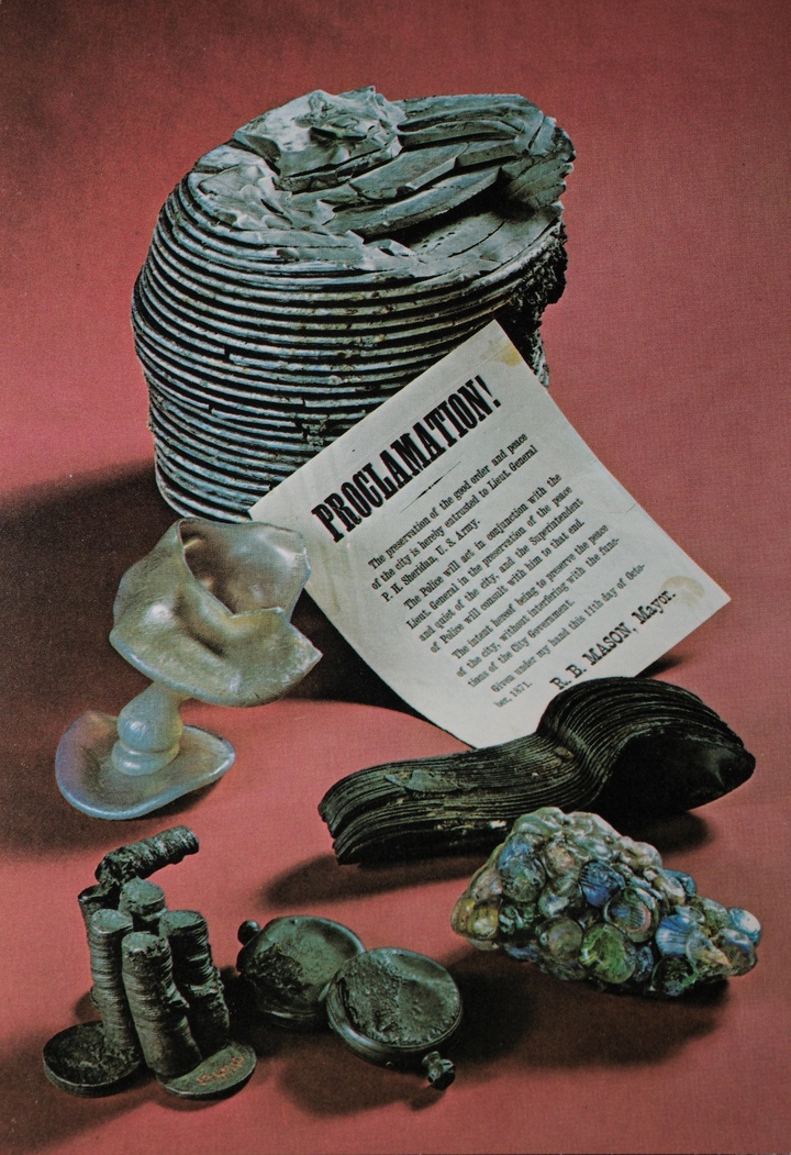 Amas d'objets retrouvés fondus après le Grand incendie de Chicago (1871), publié par la Chicago Historical Society. Tissot Museum