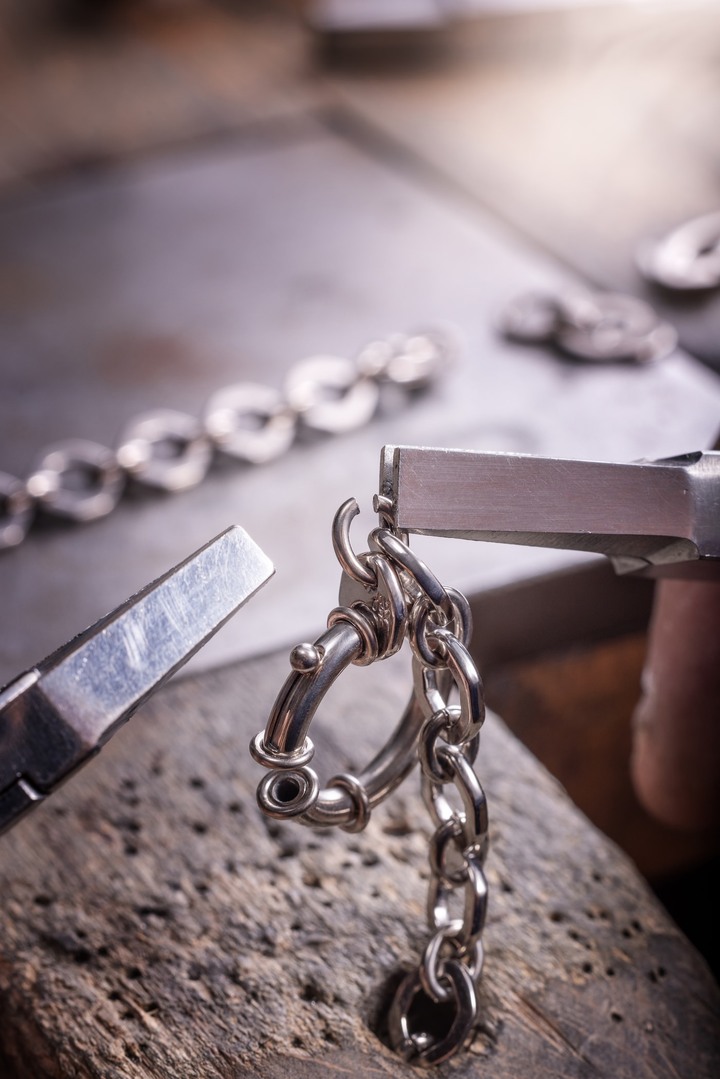 Assemblage des maillons hexagonaux de la chaîne forçat de la montre de poche Parmigiani La Ravenale (2025).