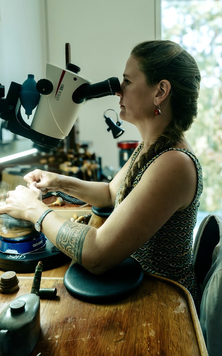 La graveuse Jeanne-Valentine Ulrich, au binoculaire, dans son atelier.