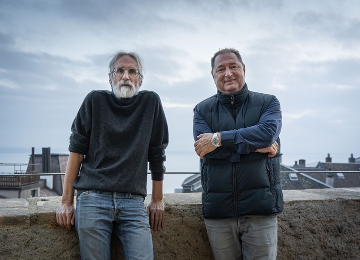 John Howe avec Alain Delamuraz à la nouvelle Tour du Fantastique de Neuchâtel, où l'artiste proche de Jaquet Droz a installé son atelier.