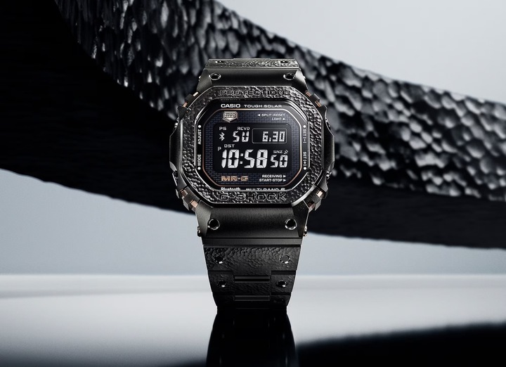 La MRG-B5000HT, édition limitée remarquable, se distingue par son savoir-faire exceptionnel en matière de travail du métal. Chaque montre est dotée d'une lunette et d'un bracelet martelés à la main par un maître de la technique traditionnelle du martelage «tsuiki», qui leur confère un motif en relief unique.