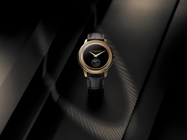 Apparue il y a un peu plus d'un an, la Classics Moneta Moonphase est un pur exercice de style: son réhaut s'inspire du pourtour cannelé d'une pièce de monnaie, d'où son nom. Désormais proposée en boîte acier de 37 mm, la pièce renouvelle l'usage de la lunette cannelée.