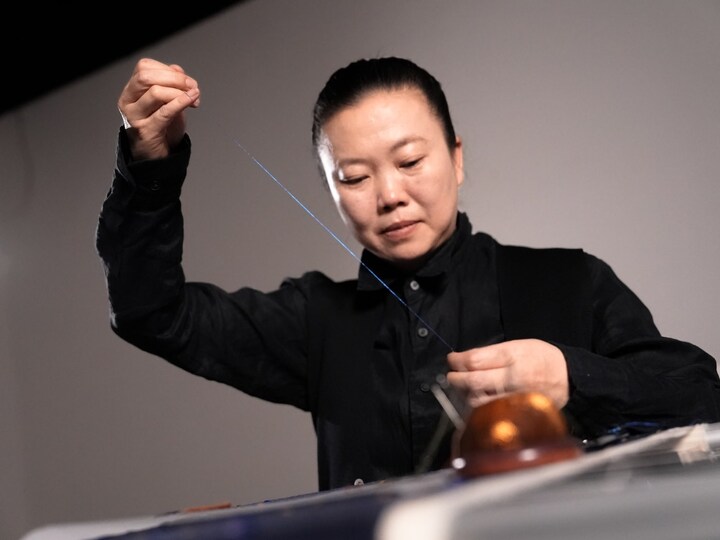 Dans l'atelier de Wang Limin, qui a brodé à la main le bracelet de la Luo River Automaton.