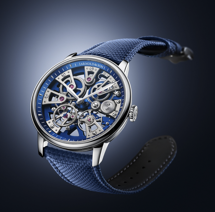La Nebula 40 Steel squelettée avec ses sept ponts en étoile. Les deux grands barillets qui assurent une durée de marche de 90 heures, le balancier et la petite seconde sont répartis selon quatre axes de symétrie. Cet équilibre est une signature de la collection. 