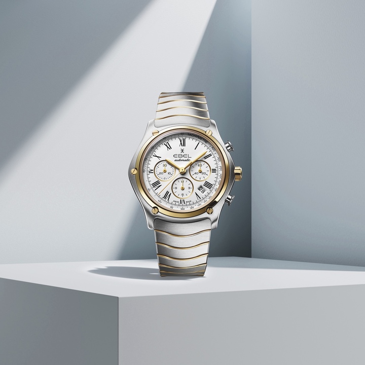 Pour son 115ème anniversaire, Ebel enrichit sa collection Sport Classic de deux éditions limitées. Parmi elles, le Chronographe 40mm, produit à 115 exemplaires numérotés, revisite un modèle emblématique des années 1980. Son boîtier en acier, rehaussé d'éléments en or jaune 18 carats 3N, abrite un mouvement chronographe automatique Dubois Dépraz. Plusieurs variations de cadran complètent cette édition anniversaire.