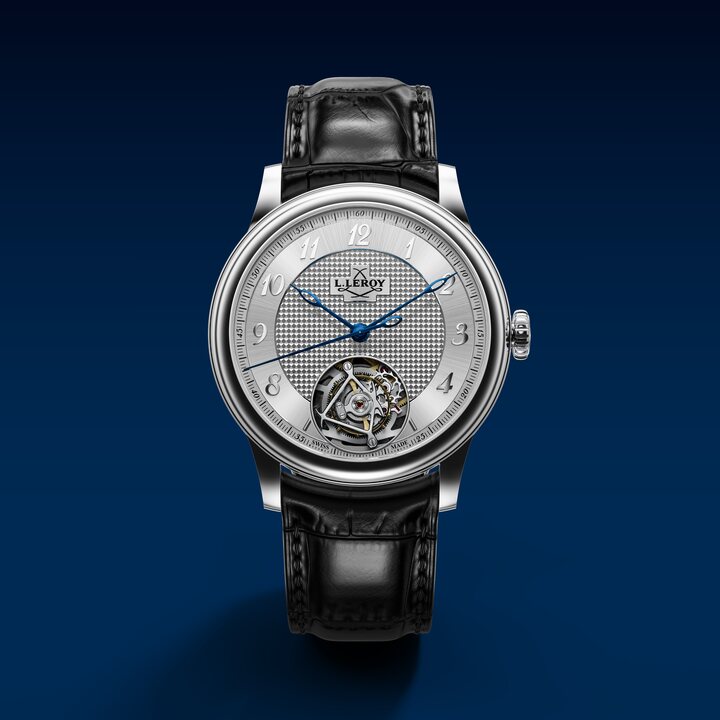 Dotée d'un boîtier de forme tambour de 42 mm de diamètre pour une épaisseur de seulement 11,88 mm (verre saphir bombé compris), la nouvelle Elyor est fabriquée en série limitée et se décline en trois versions différentes : or rouge 18 carats 5N, platine et titane grade 5. Le centre du cadran arbore un motif raffiné «Clous de Paris».