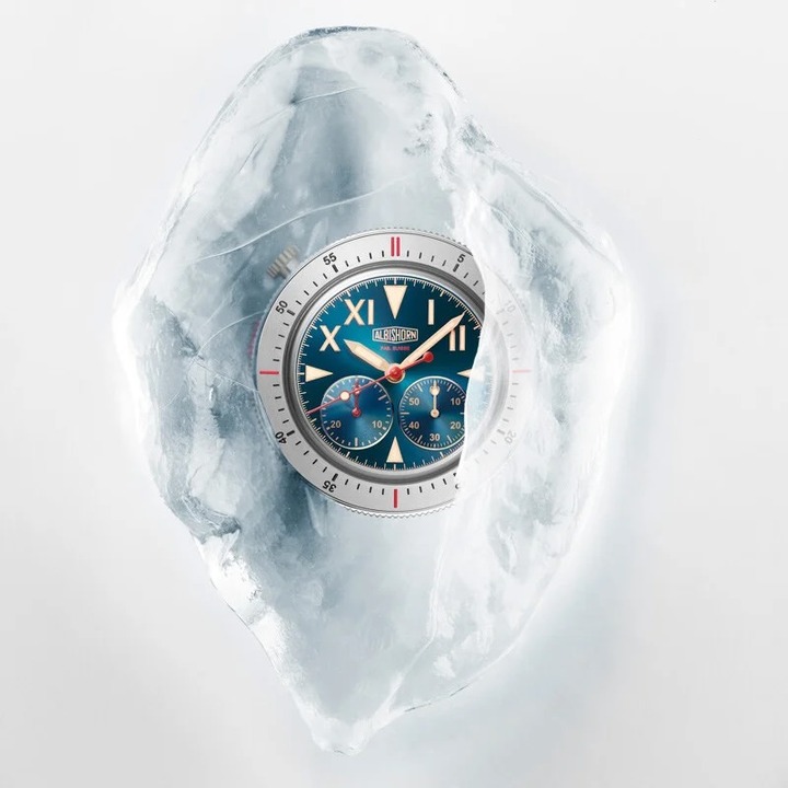 Le modèle chronographe Thundergraph Himalaya à lunette tournante, inspiré d'une expédition suisse vers l'Everest en 1952 dirigée par le Dr. Wyss-Dunant, avec une attention particulière portée à la lisibilité et à la fonctionnalité, même par grand froid et en faible luminosité.