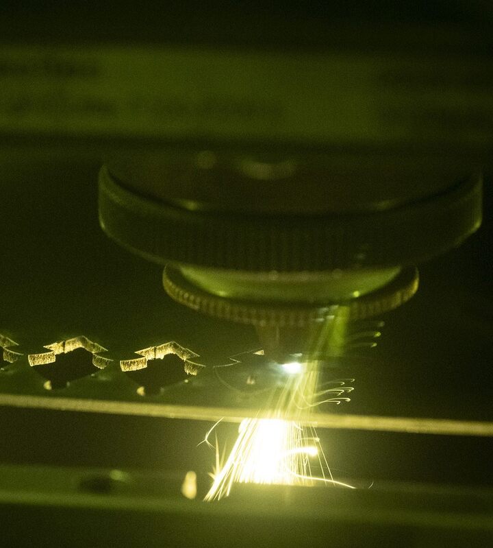 Au cœur de sa démarche, Akillis intègre des technologies de précision empruntées à la Haute Horlogerie et à l'aéronautique. L'usage de la découpe laser, du fraisage numérique et des traitements de surface avancés permet de réaliser des créations d'une sophistication extrême.