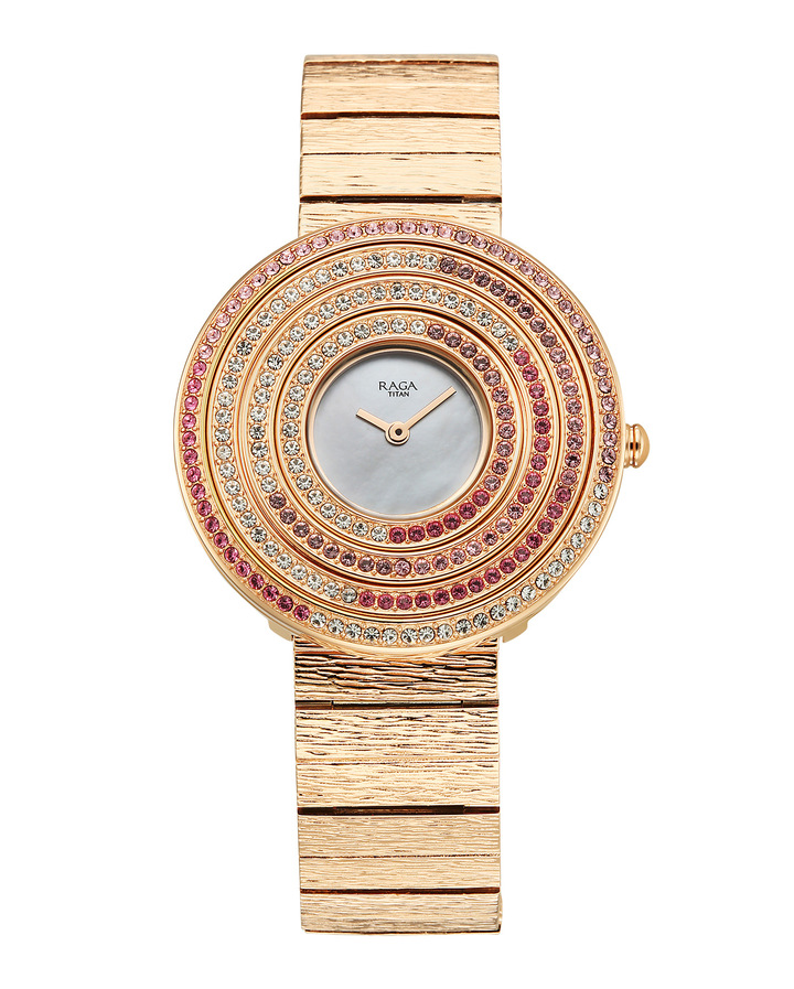 Quant à cette autre montre de la même collection Raga Glimmer, elle se distingue par trois lunettes intérieures empierrées qui tournent librement selon les mouvements du poignet. 