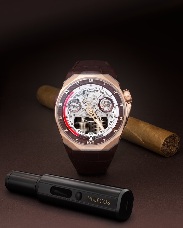 Là où HYT révolutionne l'affichage du temps grâce à sa technologie fluidique brevetée, Hulecos révolutionne le plaisir du cigare avec sa technologie de mesure HMC² (Hulecos Moisture Cigar Content), une approche scientifique qui calcule le véritable niveau d'humidité des cigares, garantissant que chacun soit fumé à son point optimal. Les deux marques suisses, toutes deux cofondées par l'inventeur et entrepreneur Lucien Vouillamoz, collaborent sur la S1 5N Gold Titanium Cigare. 