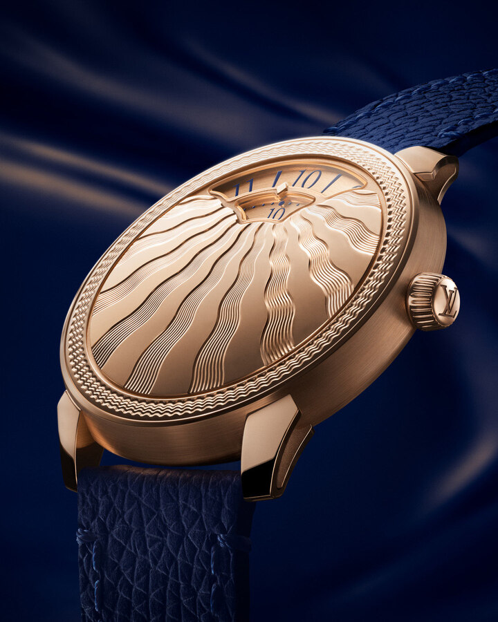 Entièrement réalisée, assemblée et décorée dans les ateliers genevois de La Fabrique du Temps Louis Vuitton: la Tambour Convergence Guilloché.