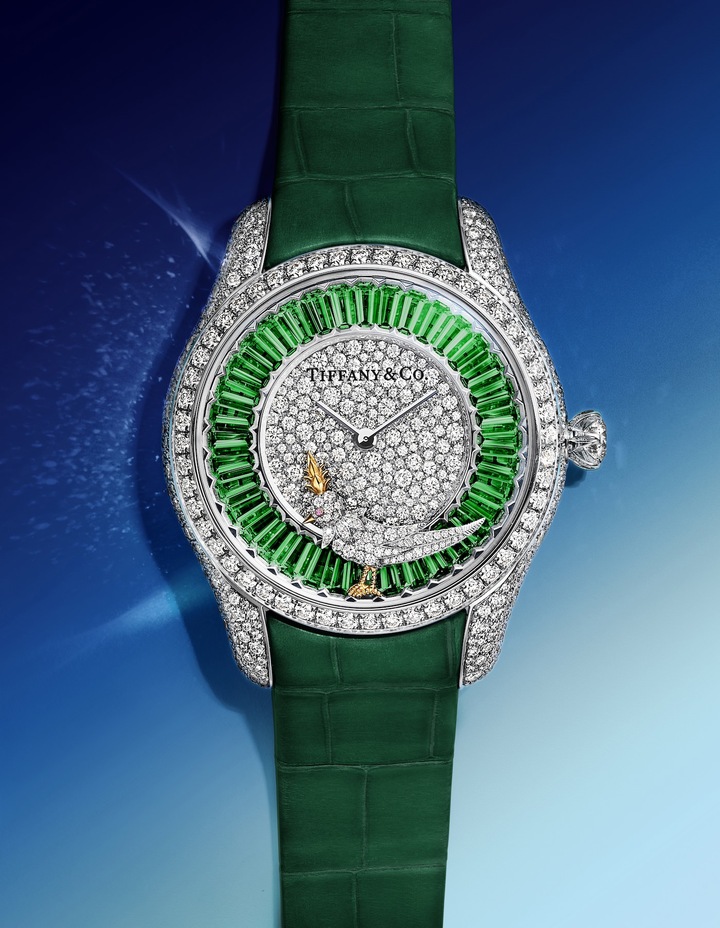 Tiffany & Co. a également présenté deux nouvelles interprétations de la montre Jean Schlumberger by Tiffany Bird on a Rock: l'une de 39 mm ornée de tsavorites baguettes d'un total de 5,4 carats et l'autre de 36 mm entièrement pavée de diamants et ornée de 30 aigues-marines taille baguette.
