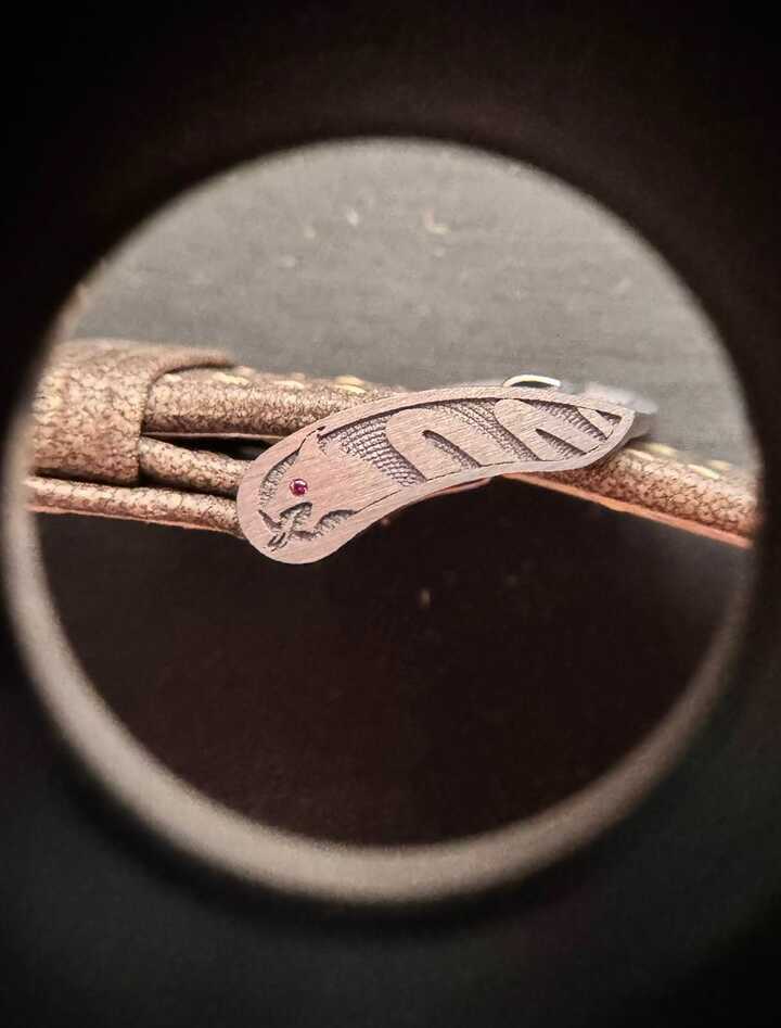 Stollenwurm et AB Concept ont annoncé la première utilisation documentée de la fabrication additive pour produire et finir des composants en tantale destinés à l'horlogerie. Les premiers tests de dureté effectués sur une boucle en tantale fabriquée par fabrication additive ont enregistré des valeurs d'environ 180 ± 20 HV1, contre environ 140 HV1 pour le tantale traité de manière conventionnelle.