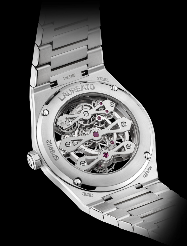 La Laureato Three Gold Bridges est équipée du nouveau calibre maison GP9620 avec des surfaces sablées, circulaires et satinées droites, et pas moins de 418 angles polis à la main, dont 362 angles rentrants.