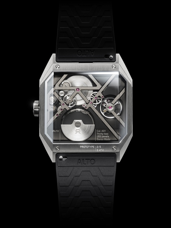 Avec une esthétique qui s'inspire du wedge design dont sont issues les concept cars des années 1970, la ART 01, modèle inaugural d'Alto, est sans doute à l'horlogerie ce qu'est le brutalisme à l'architecture. Elle joue avec la lumière à travers ses facettes et représente la quadrature du polyèdre dans sa forme. La montre abrite le calibre A01, un mouvement à remontage automatique micro-rotor pensé et conçu exclusivement pour Alto par le designer Barth Nussbaumer et développé par le Cercle des Horlogers à La Chaux-de-Fonds.