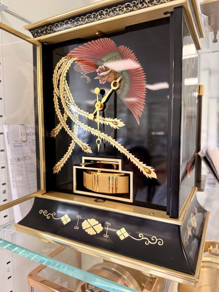 Un exemplaire de l'Atmos «Le Phénix» d'un collectionneur particulier, suivi au service de restauration Atmos de la Manufacture Jaeger-LeCoultre (juin 2026).